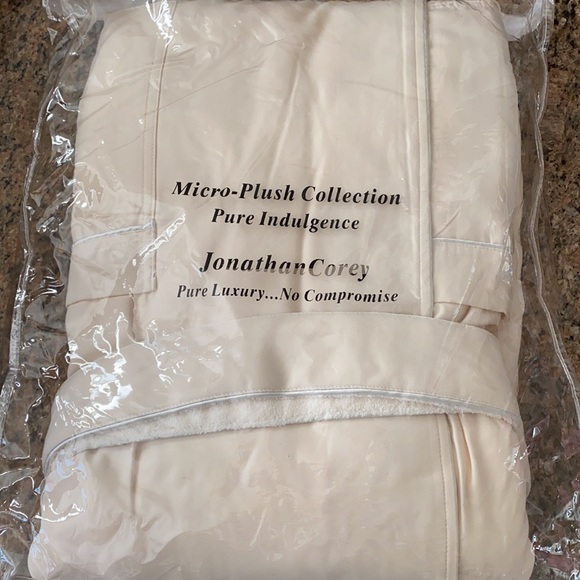 Robe - Picture 3 of 3